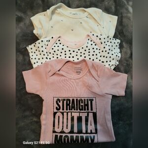 🩷 3/$15 Girls (6-9M) 3-piece Mixed Short Sleeve Onesie Set, Like New